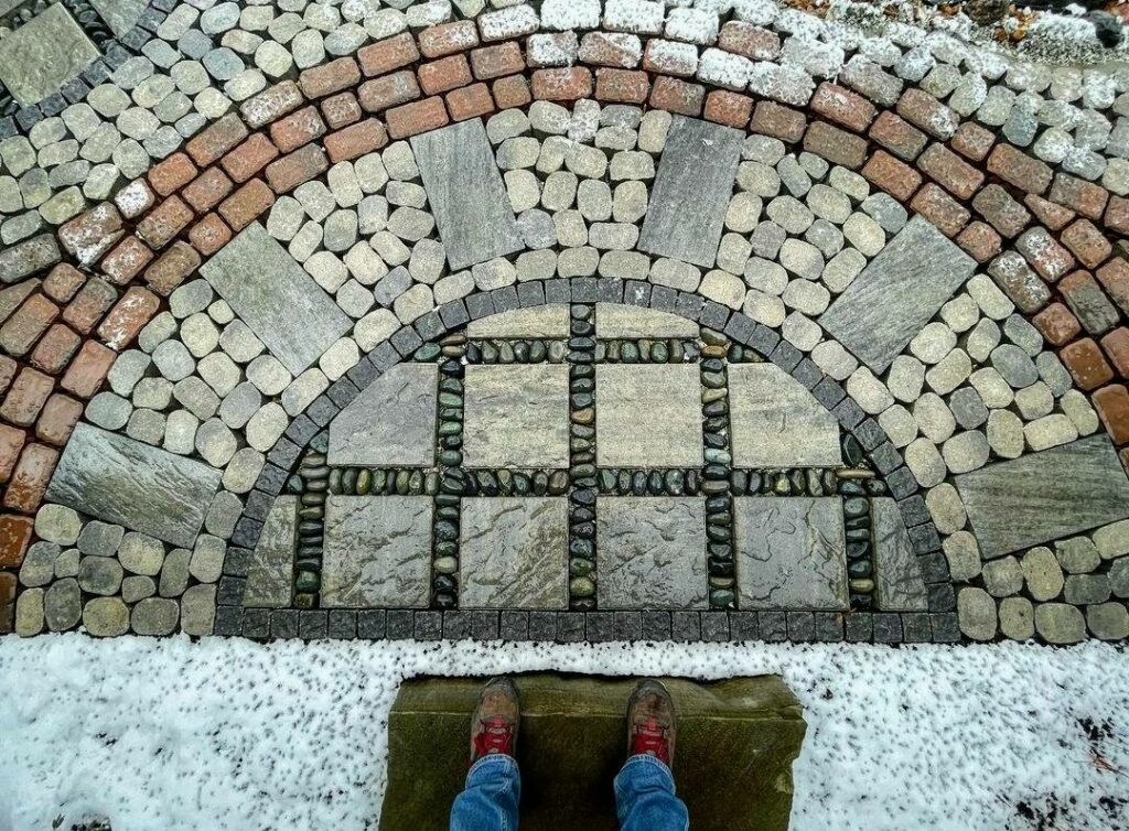 entryway with designed stonework